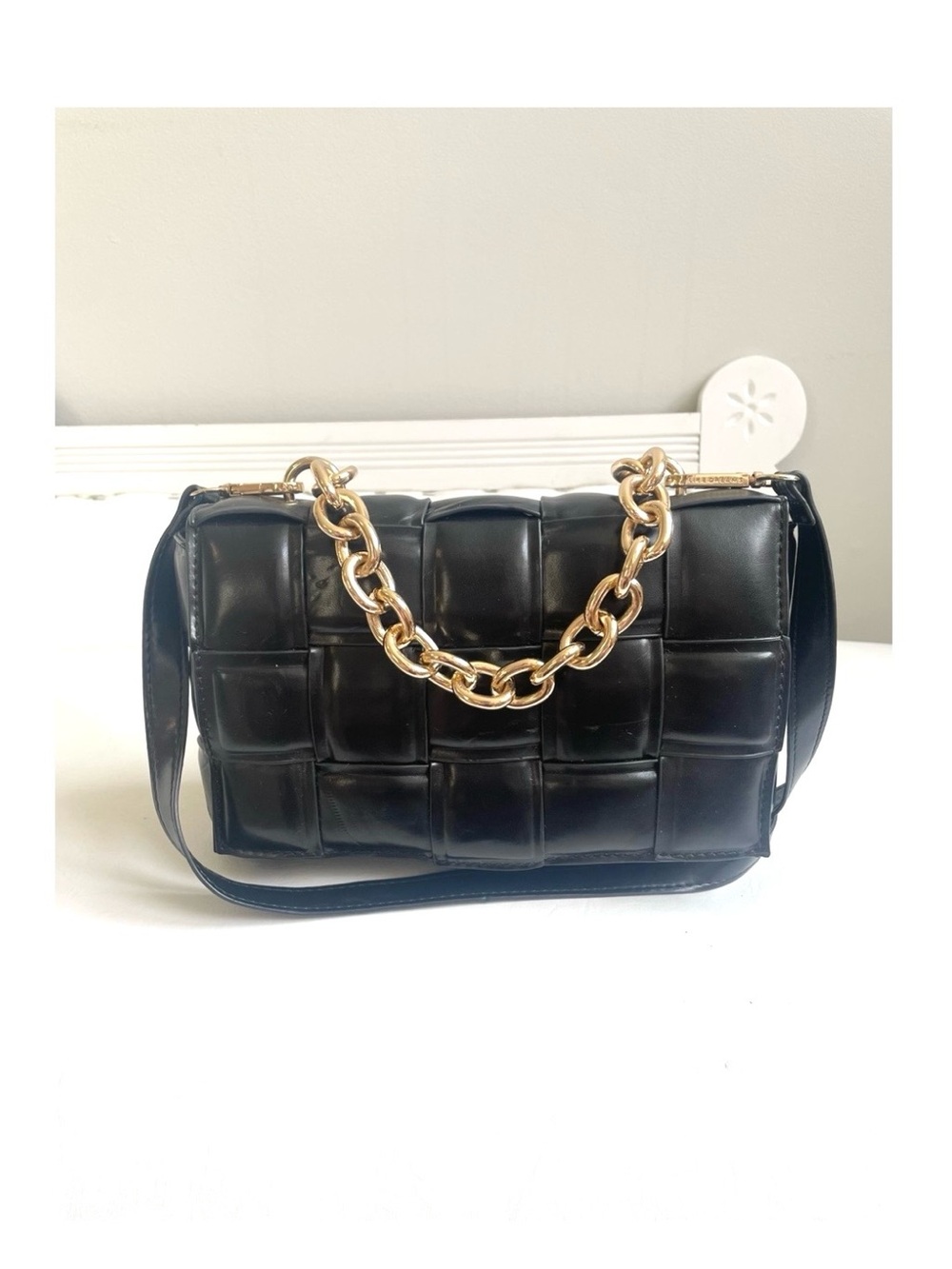 BLACK WOVEN FAUX LAMBSKIN BAG CHUNKY GOLD CHAIN LINK & REMOVABLE SHOULDER STRAP